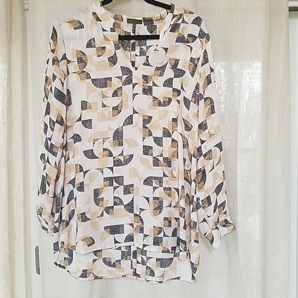 Vince Camuto Lg V Neck blouse